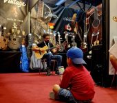 Proseguono i lavori per la prossima edizione dell’Acoustic Guitar Village, Cremona Musica 26-27-28 settembre 2025. In arrivo importanti maestri liutai per le masterclass e artisti internazionali!